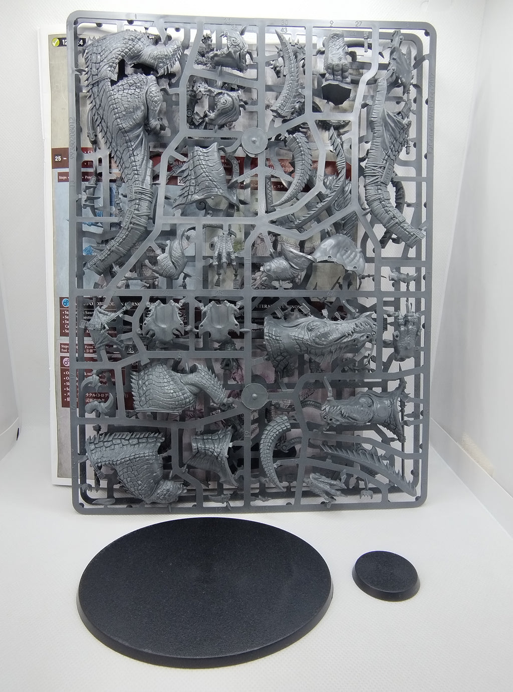Saurus Oldblood on Carnosaur / Skink Oracle - Seraphon new on sprue