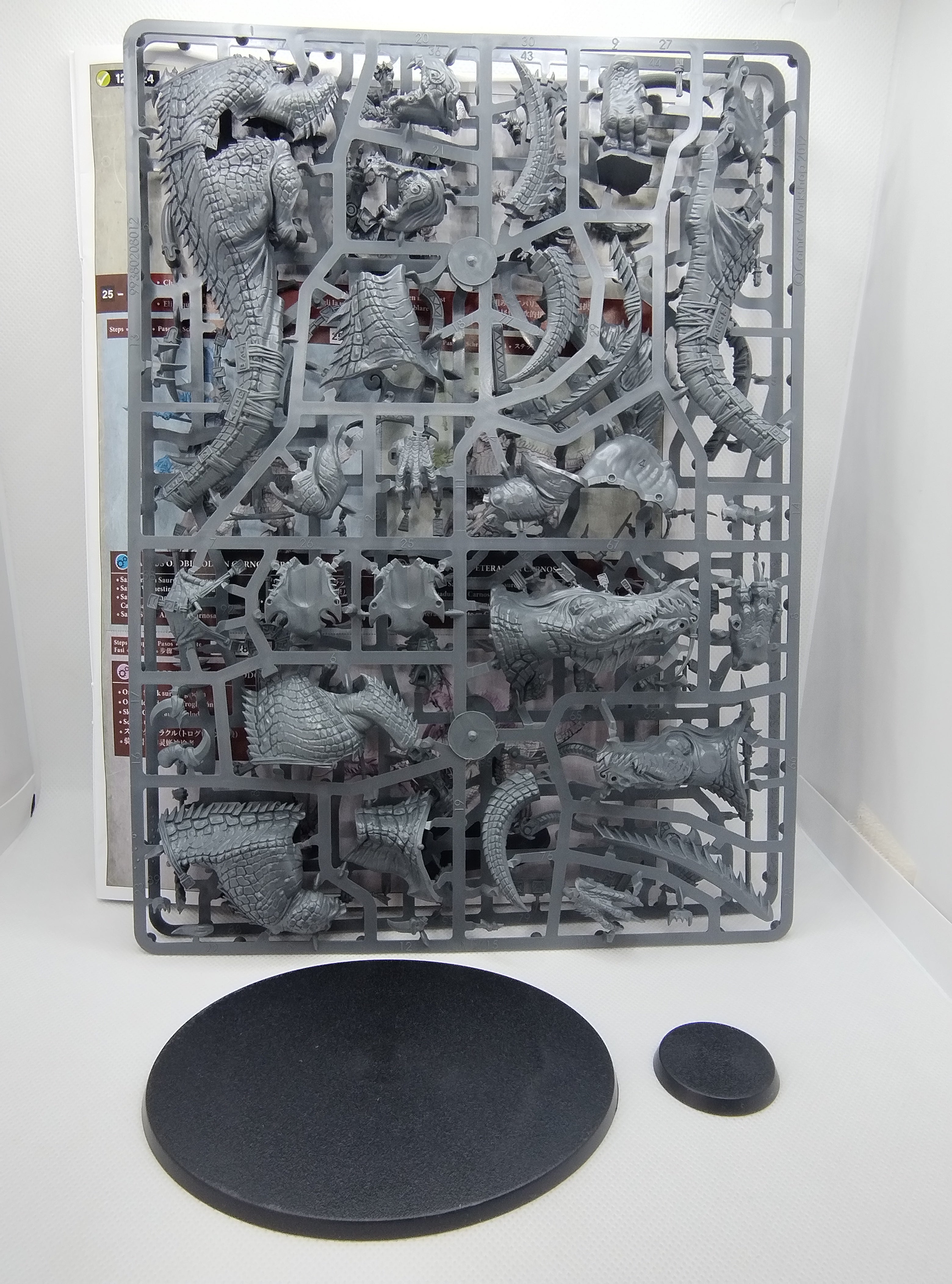 Saurus Oldblood on Carnosaur / Skink Oracle - Seraphon new on sprue