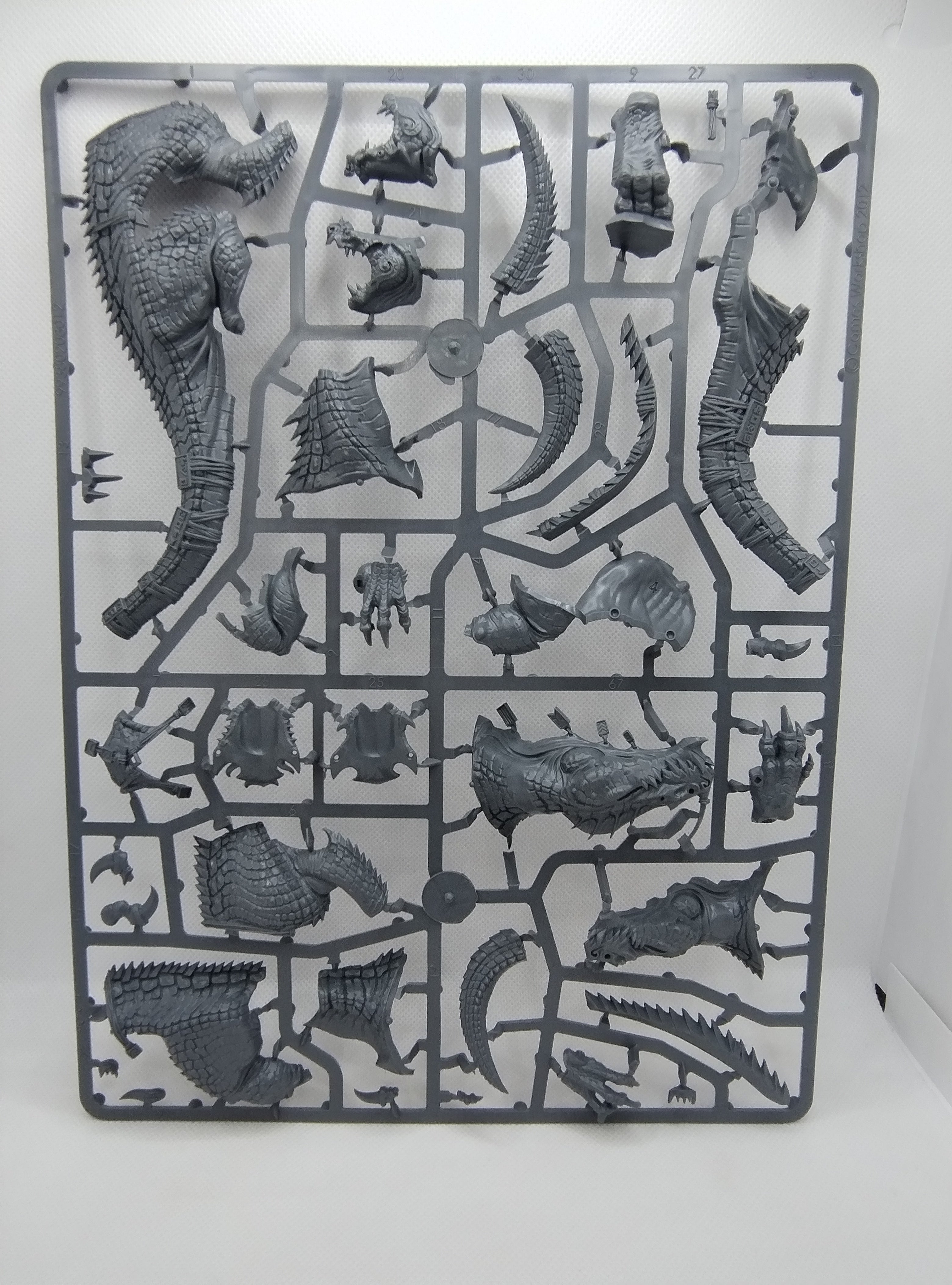 Saurus Oldblood on Carnosaur / Skink Oracle - Seraphon new on sprue