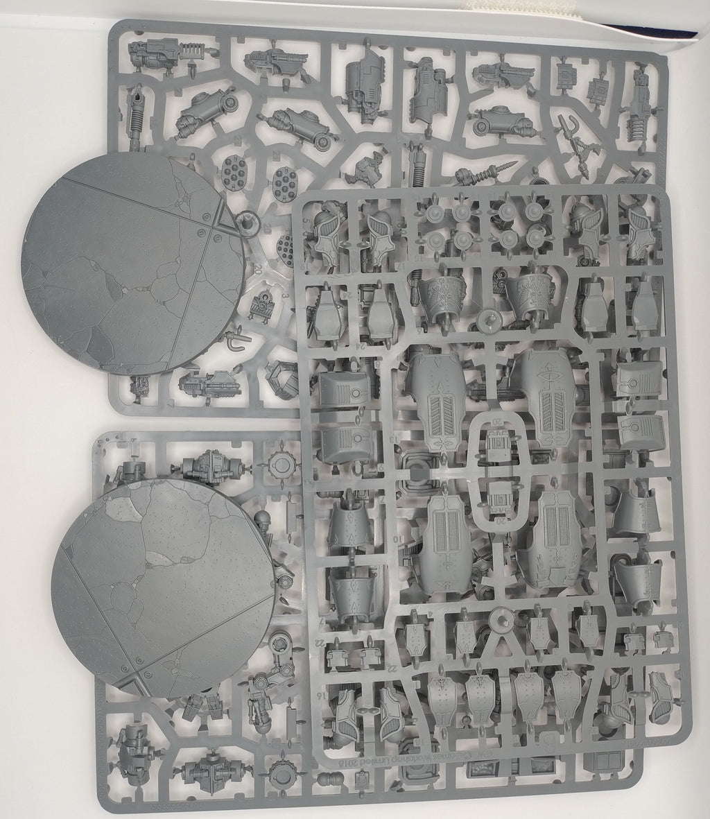 Two warhound titans new on sprue for legions imperialis or Adeptus Titanicus